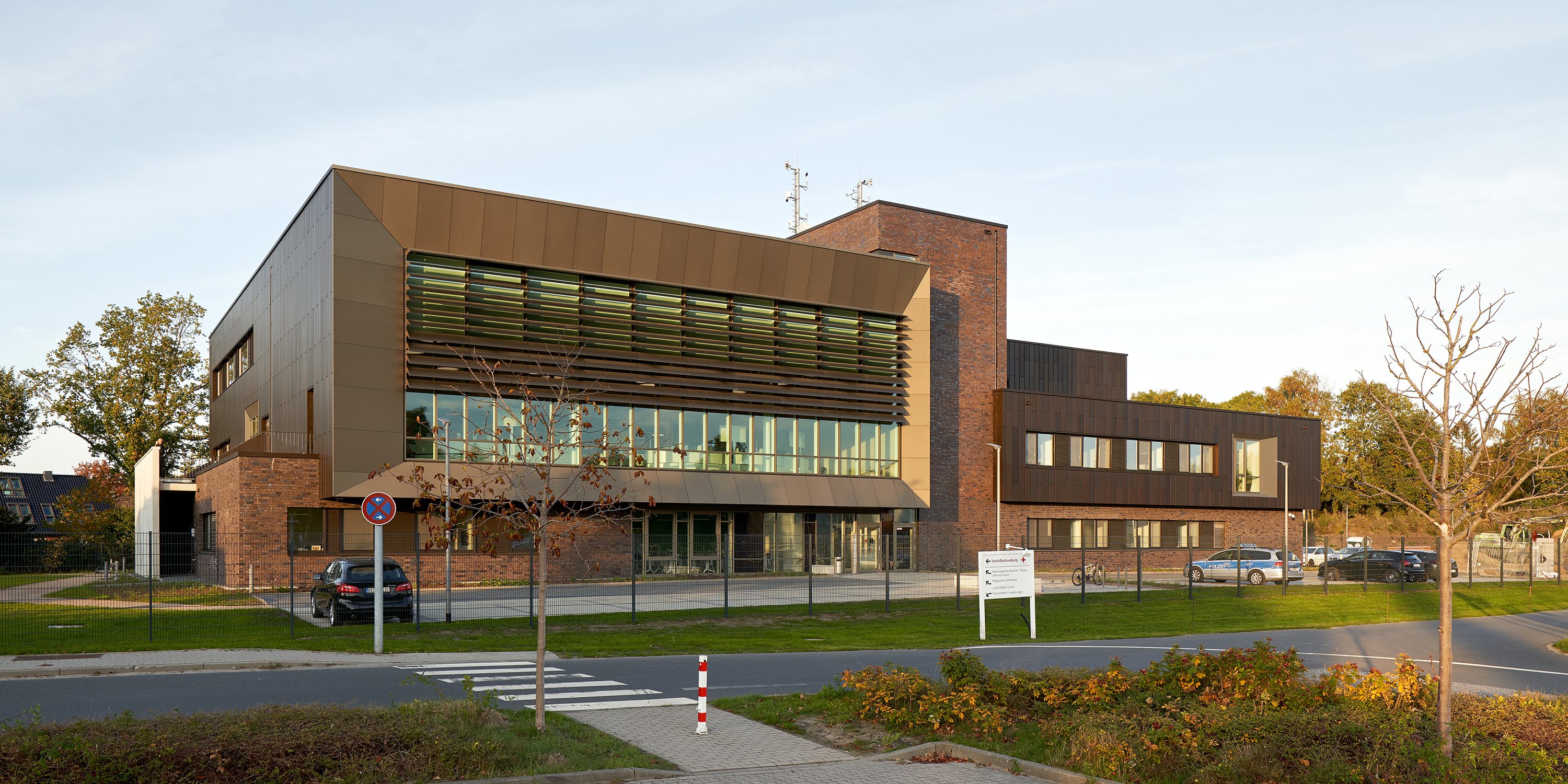 Dienstgebäude einer Leitstelle in unterschiedlicher Höhhenstaffelung mit dunkler Klinkerfassade und großer Fensterfront