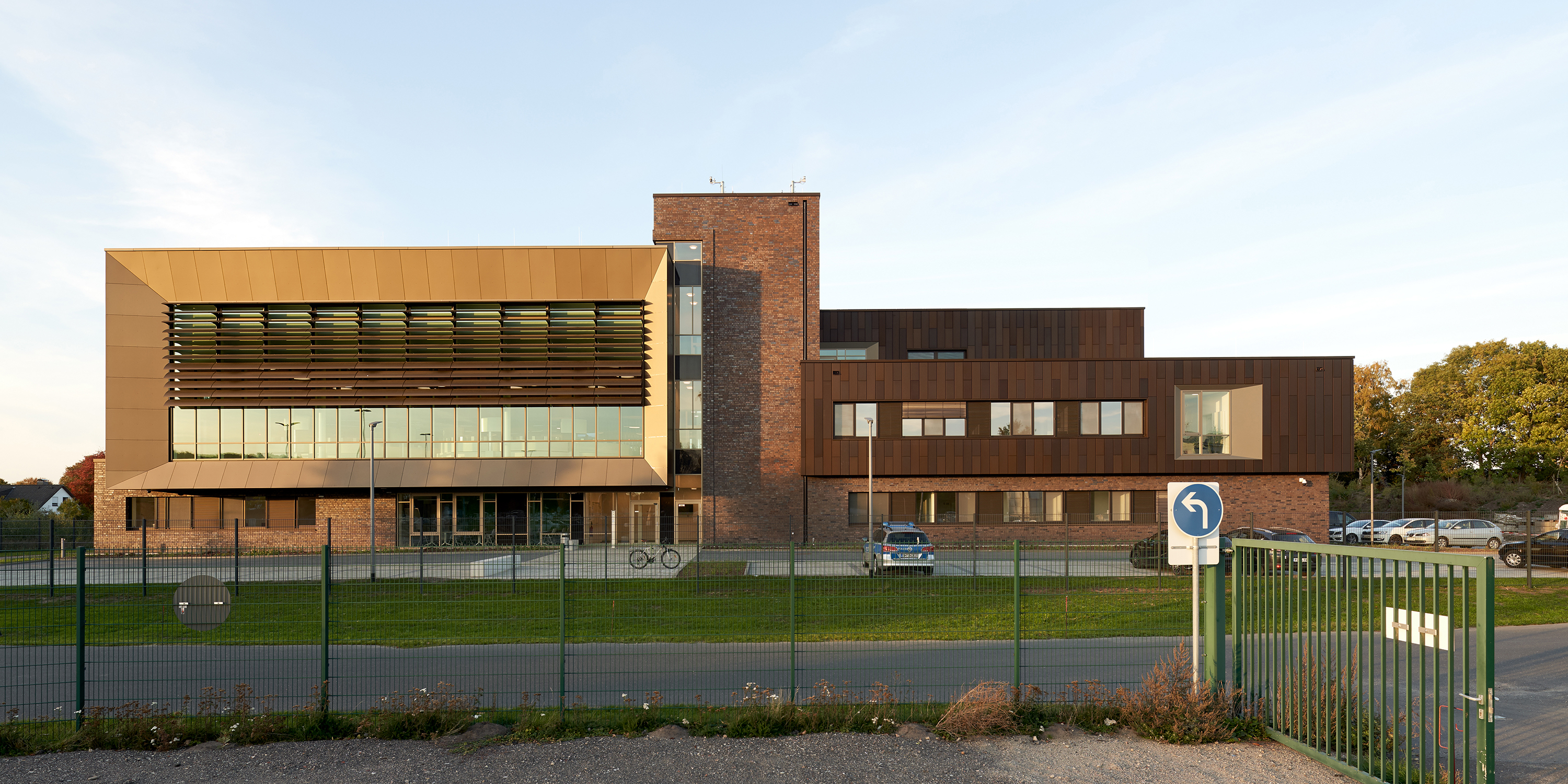 Dienstgebäude einer Leitstelle in unterschiedlicher Höhhenstaffelung mit dunkler Klinkerfassade und großer Fensterfront