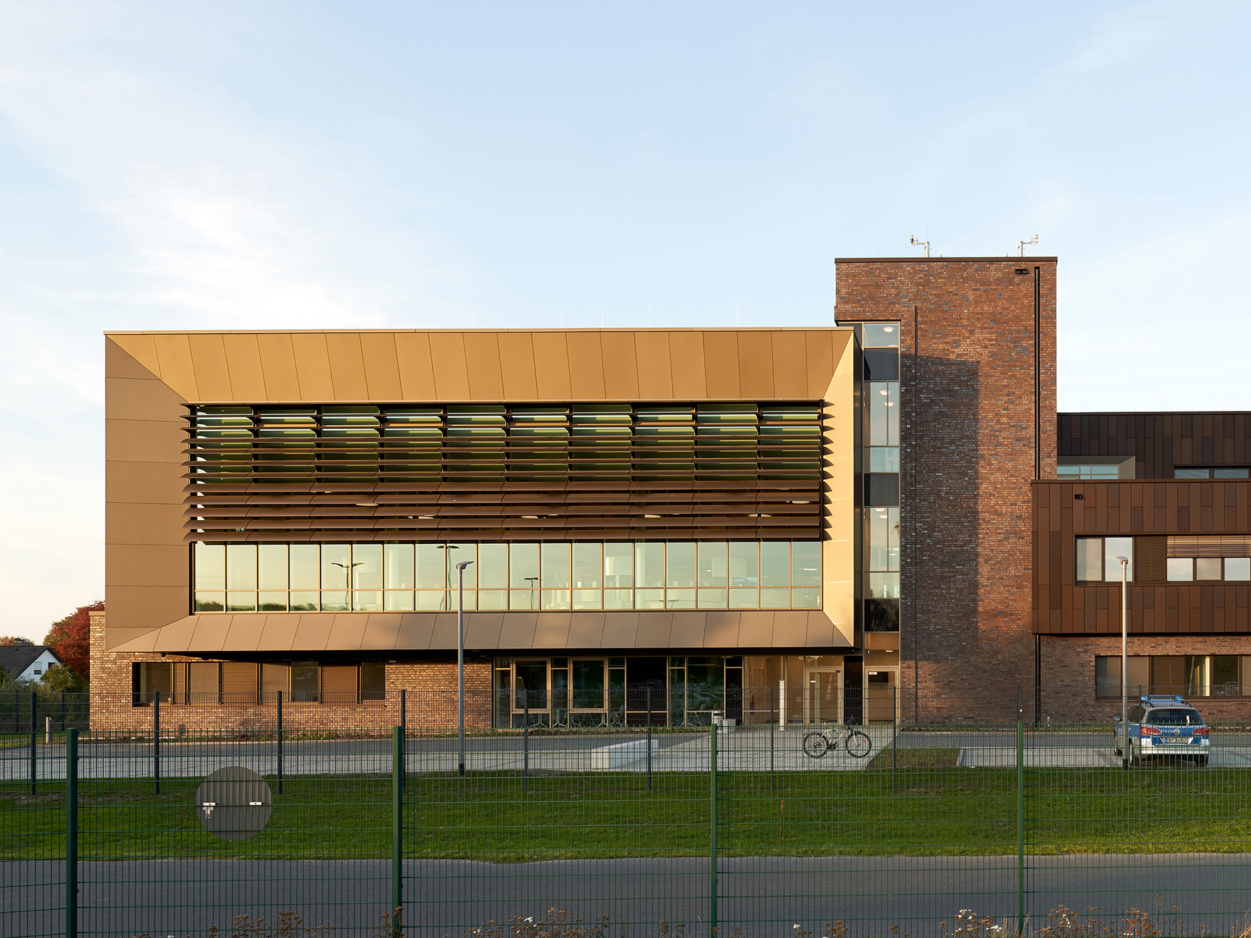 Dienstgebäude einer Leitstelle in unterschiedlicher Höhhenstaffelung mit dunkler Klinkerfassade und großer Fensterfront