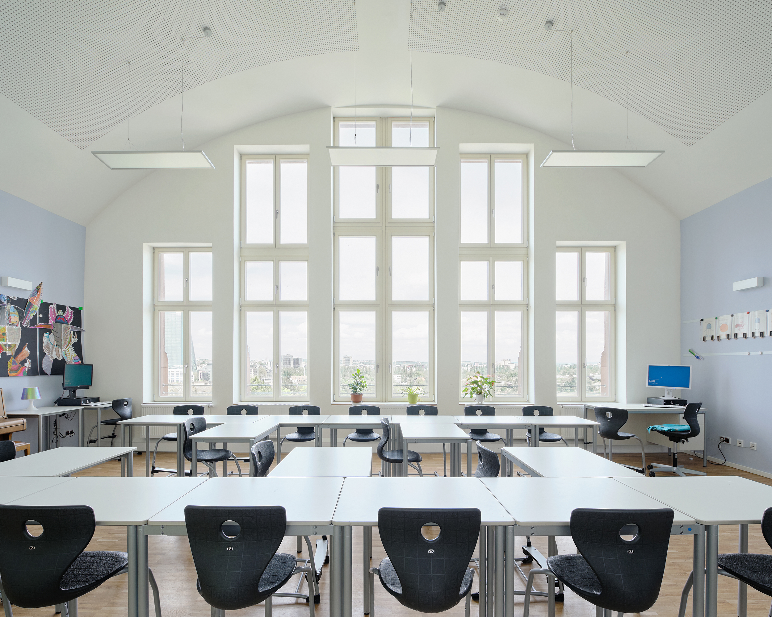 Klassenraum in einem altbau mitgewölbter Decke und großen Fenstern