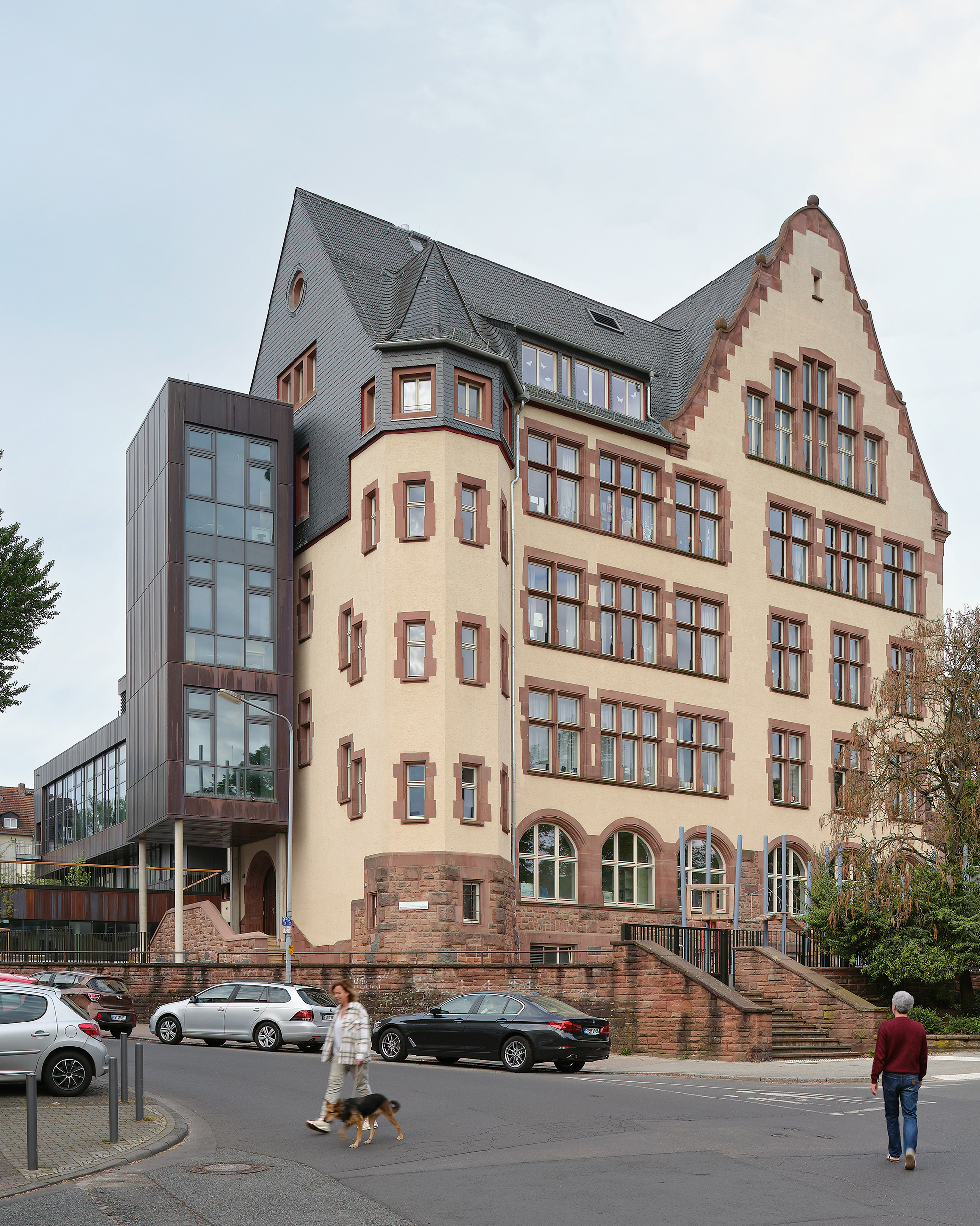 ein Altbau mit modernen Anbau an eine Straßenecke