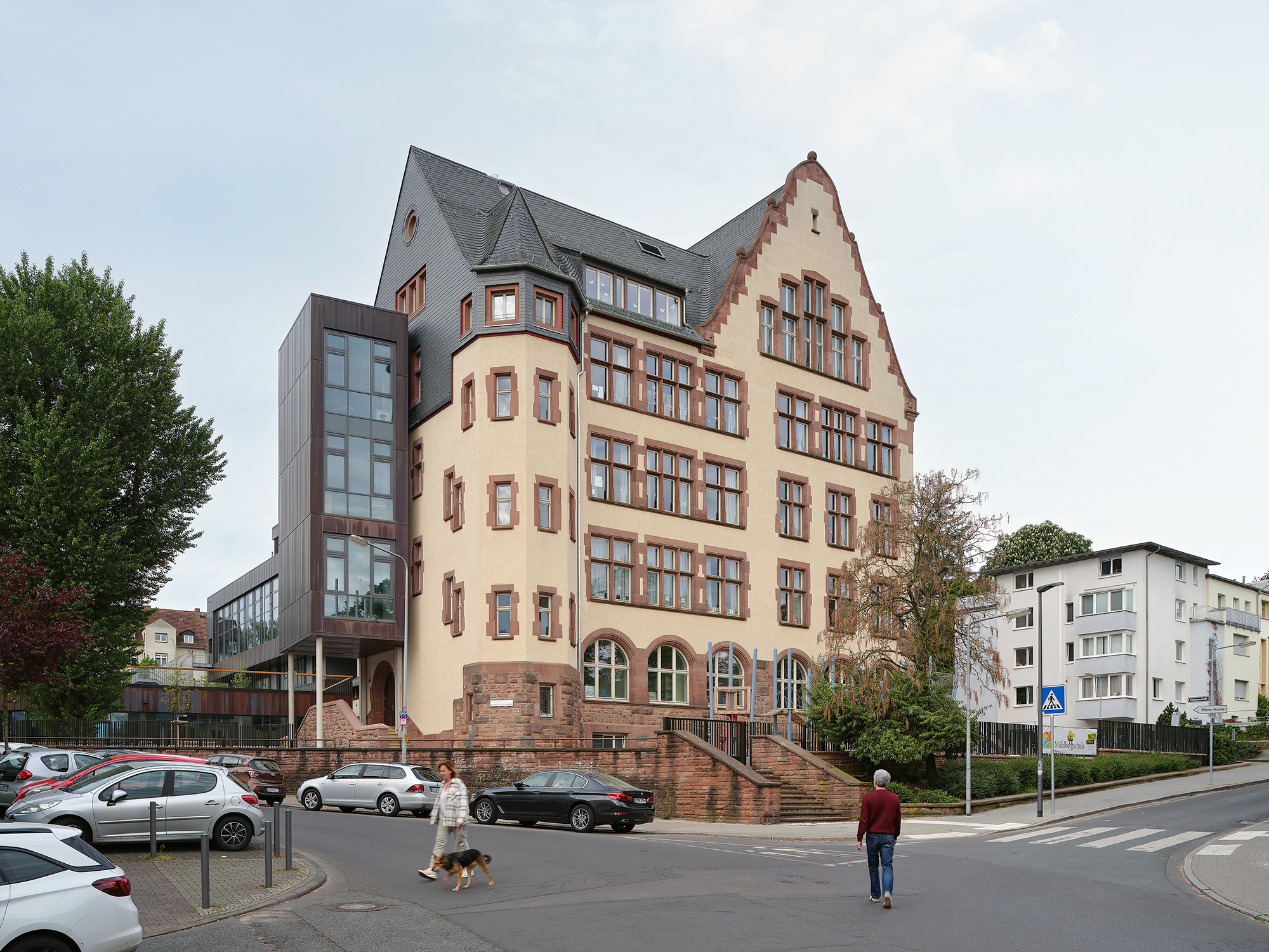 ein Altbau mit modernen Anbau an eine Straßenecke