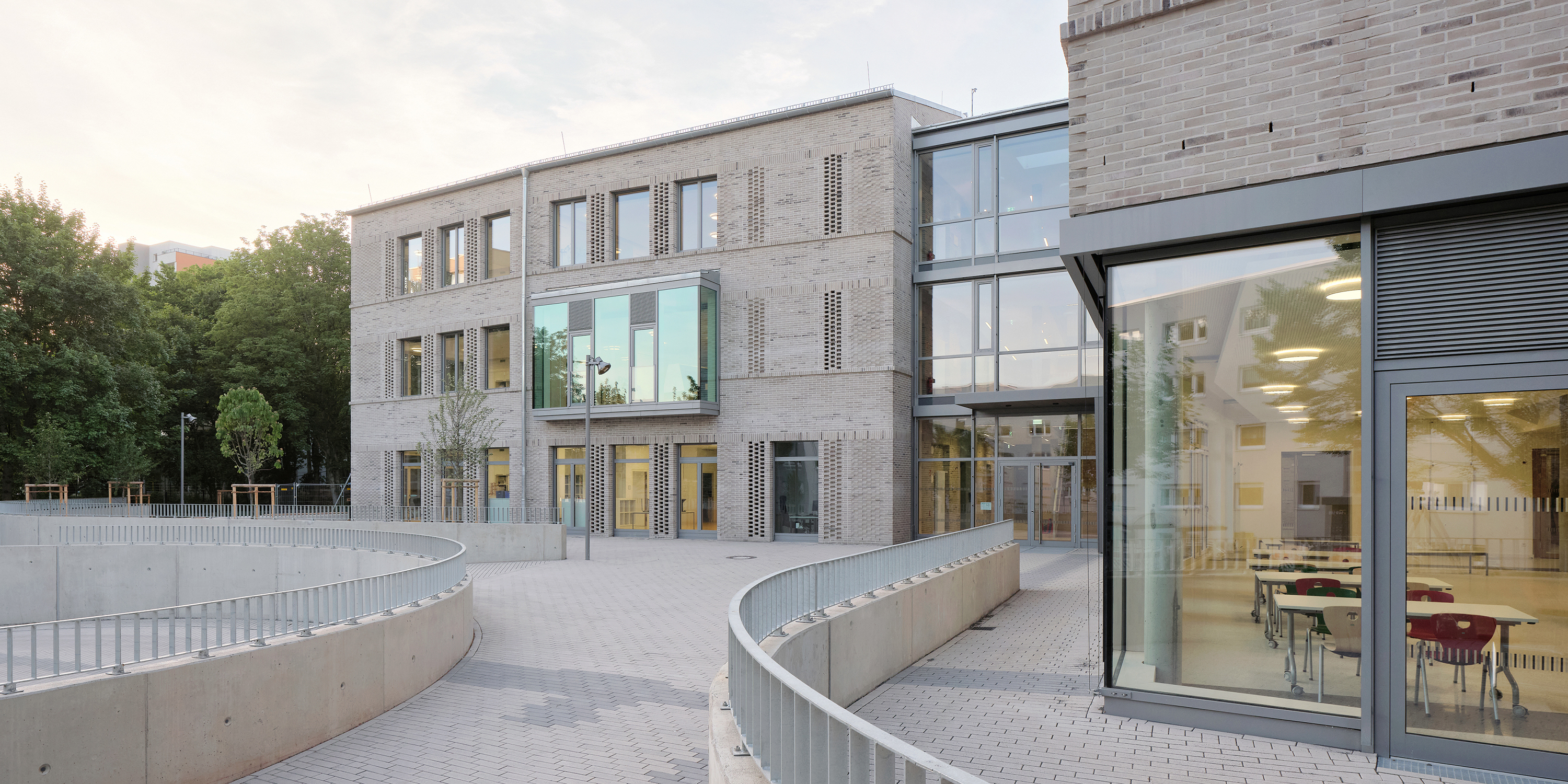 Schulgebäude mit heller klinkerfassade und großen Fenstern